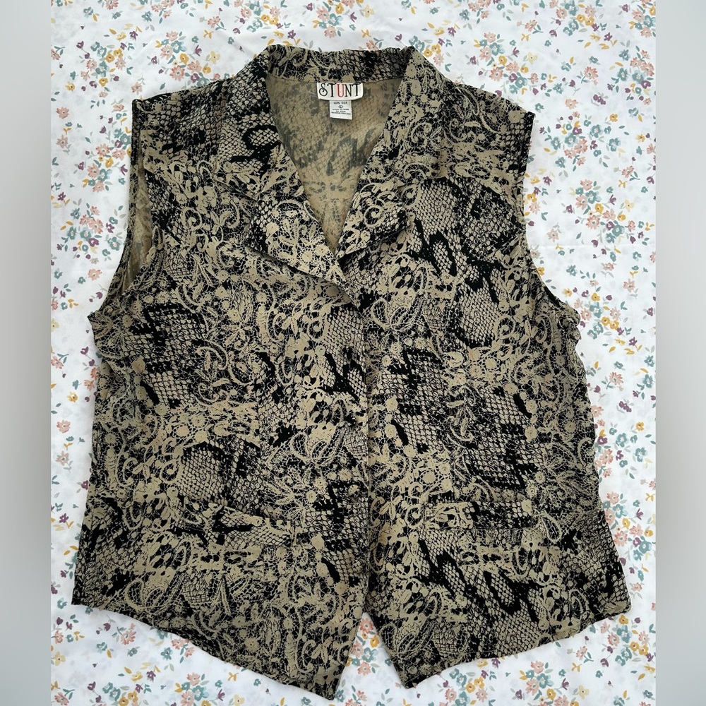 Vintage Stunt Silk Sleeveless Blouse w Coved Buttons